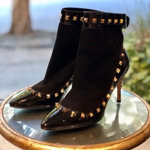 LIKE NEW! Valentino Garavani rockstud ankle boots